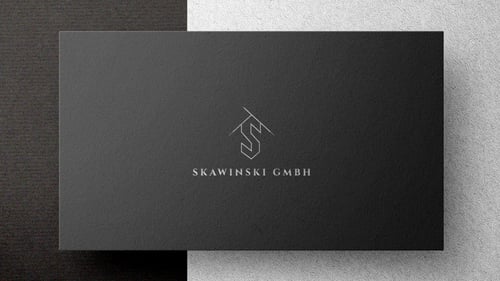 Visitenkarte der SKAWINSKI GmbH mit Logo und Firmenname auf schwarz-weißem Hintergrund