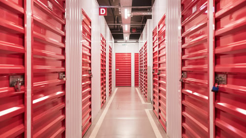 Selfstorage-Anlage mit roten Türen bei Lager365 – Lagermöglichkeiten für Möbel und persönliche Gegenstände.