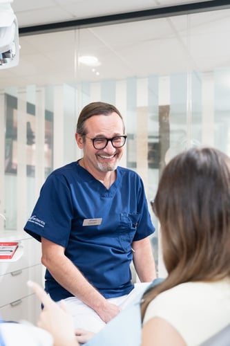 Les praticiens de la clinique dentaire Ardentis Pully accompagnent chaque patient avec expertise, écoute et bienveillance pour une prise en charge personnalisée.