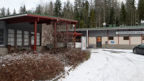 Ulkokuva Toimintakeskus Aarteen sisäänkäynnistä ja julkisivusta. Aarre on yksikerroksinen matala rakennus.
