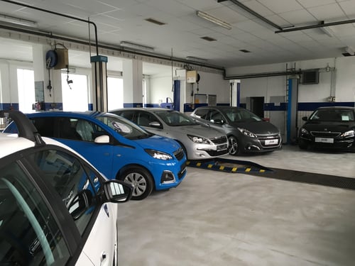 Autohaus A. Kampl GmbH & Co KG Verkaufsfläche innen