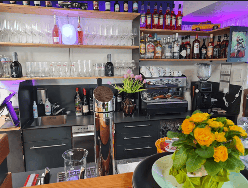 Barbereich im Restaurant & Bar Plan B Heiden mit hochwertigen Spirituosen, Cocktailzubehör und Kaffeemaschine – perfekter Ort für Drinks, Cocktails und gemütliche Abende in Heiden.
