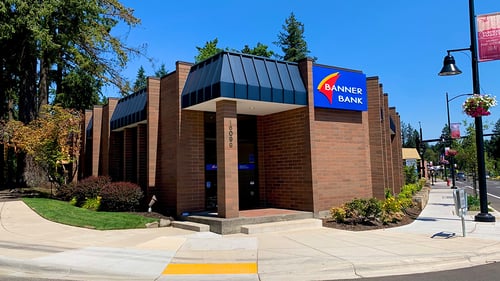 Banner Bank Lake Grove branch in Lake Oswego, Oregon