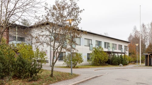 Kadun varrella sijaitseva Joukontalon kaksikerroksinen rakennus.
