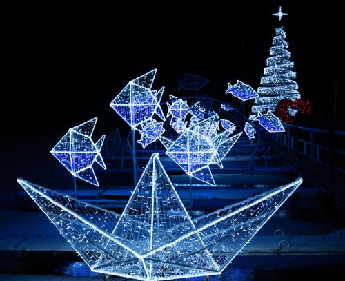 Thüringer Glitzerwelt. Glitzerwelt Hohenfelden. Weihnachtsmarkt am Stausee. Erlebniswelt Thüringen. Ausflugsziel. Ausflugsziele Thüringen. Freizeit. Kinder. Familienausflug. Thüringen. Glitzerpark. Exponate. Konzerte.