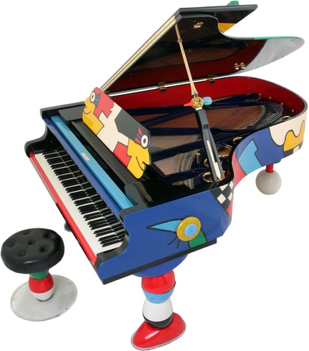 Klassischer Schimmel Flügel im bunten Art- Design, voll funktionsfähiges Musikinstrument im Gewand eines Kunstobjektes.