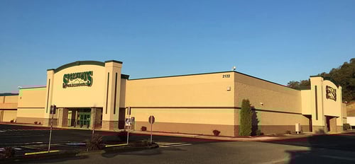 The front entrance of Sportsman's Warehouse in Roseburg