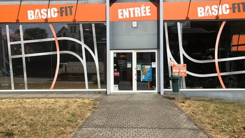 Basic-Fit Charleroi Mont-Sur-Marchienne Av. Paul Pastur 24/7 - front club outside
