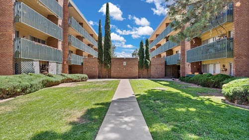 La Vida Buena Apartments exterior