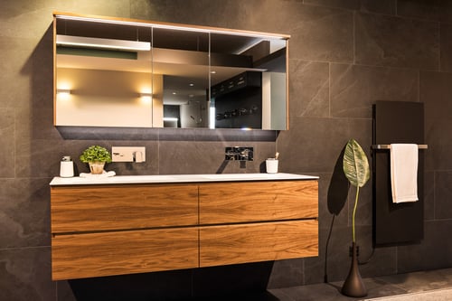 Showroom Cham Badezimmermöbel und Handtuchwärmer
