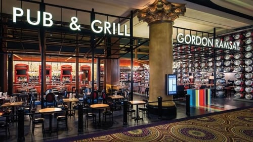 For an authentic English pub experience, look no further than Gordon Ramsay's Pub & Grill at Caesars Palace Las Vegas. The celebrity chef serves up traditional British pub fare in an elevated style. You'll find all of his signatures, like fish and chips, Beef Wellington, and sticky toffee pudding. With Gordon Ramsay’s Pub & Grill, it’s like having two restaurants in one. On the pub side, there’s a casual bar atmosphere and traditional fare like Scotch eggs, Gordon’s famous fish and chips, shepherd’s pie, butter chicken curry and steak and ale pie. You can find more upscale food on the grill side like Beef Wellington, roasted Scottish salmon, prime New York strip steak, and braised short ribs.