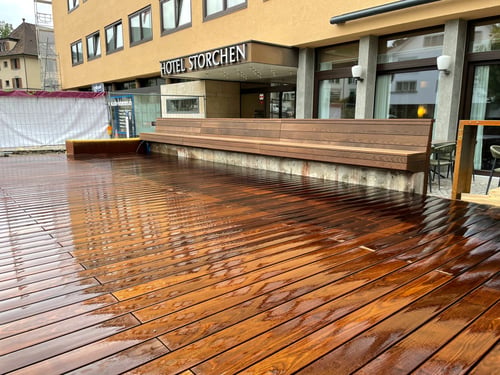 Wetterfeste Sitzbänke oder Terrassenböden für den Aussenbereich