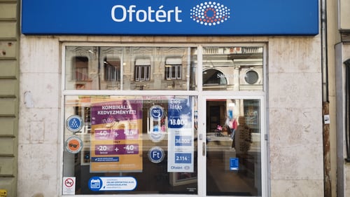 Ofotért üzlet bejárata Miskolcon, a Széchenyi István út 48. alatt.