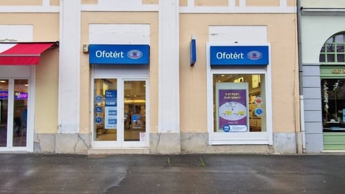Ofotért üzlet homlokzata Gyöngyösön, a Fő tér 2. számnál.