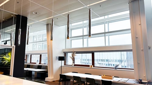Een kantoorwerkplek bij het raam.