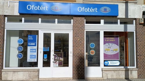 Ofotért üzlet homlokzata Hódmezővásárhelyen, az Andrássy út 5–7. számnál.
