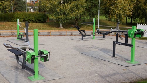Kaukajärven vapaa-aikatalon ulkokuntosalin laitteet.