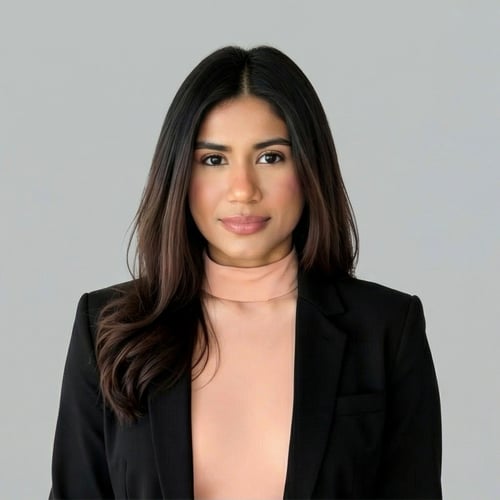 Headshot of Glenia Castellon, a wealth advisor at Chase