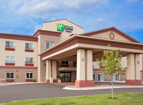 Holiday Inn Express & Suites Antigo Hotel Exterior
