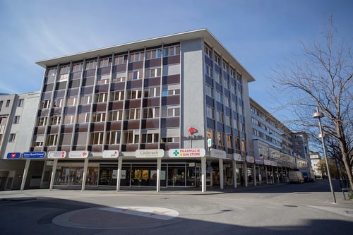 batiment-de-la-pharmacie-sun-store-sion-midi