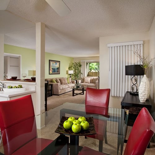 Sunscape Apartments - Dining and Living Room