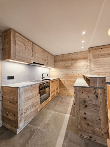 Cuisine sur mesure en bois rénovation appartement