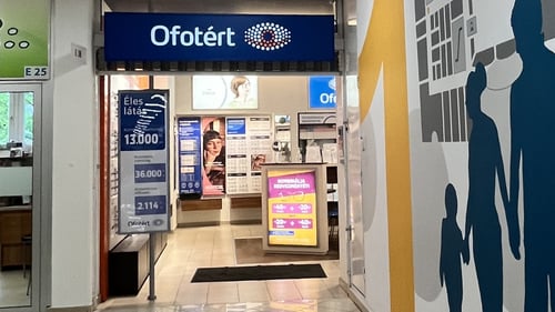 Ofotért optikai üzlet bejárata a Budagyöngye bevásárlóközpontban, Budapest Szilágyi Erzsébet fasor 121.