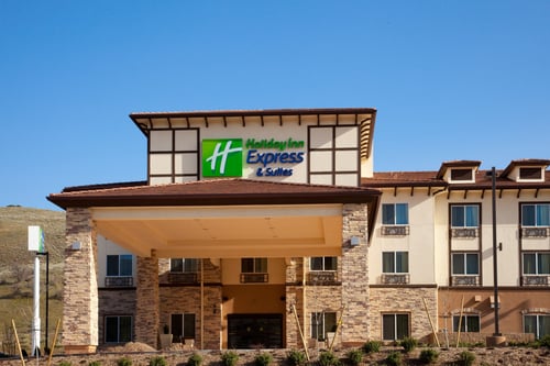 Best hotel to stay located  between L.A. and Bakersfield.
